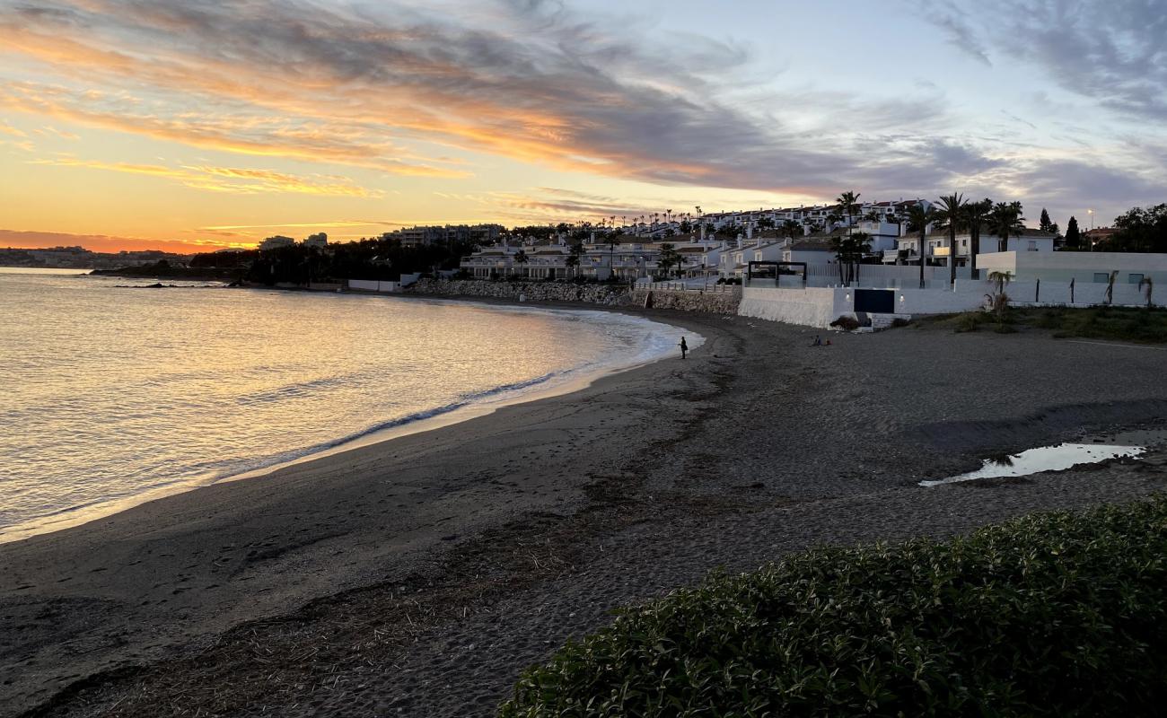 Foto af Playa del Charcon med grå sand overflade