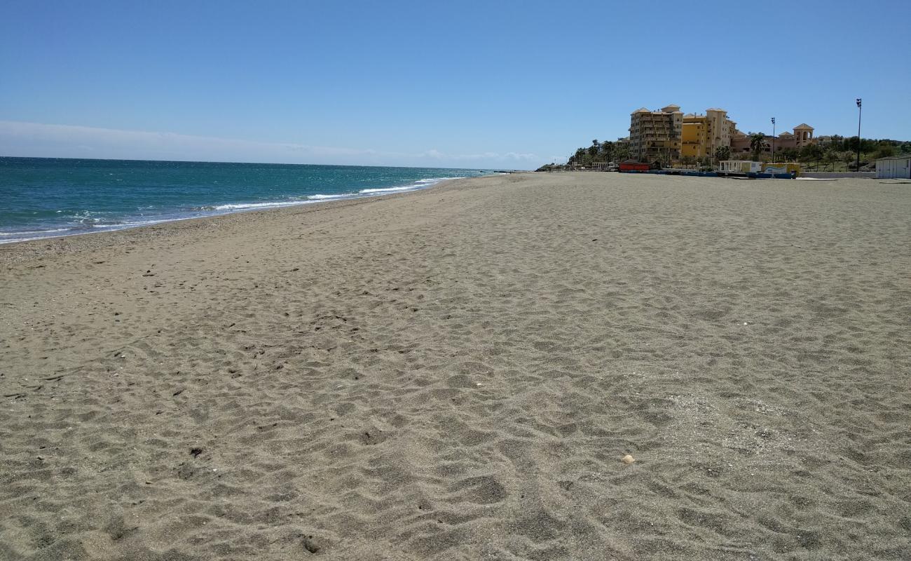 Foto af Playa del Castillo Sohail med grå sand overflade