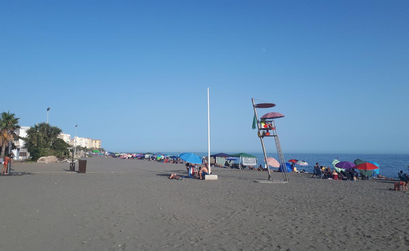 Foto af Playa Caleta de Velez med grå sand overflade