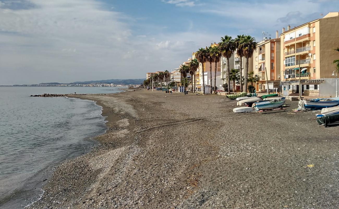 Foto af Playa de la Mezquitilla med grå sand overflade