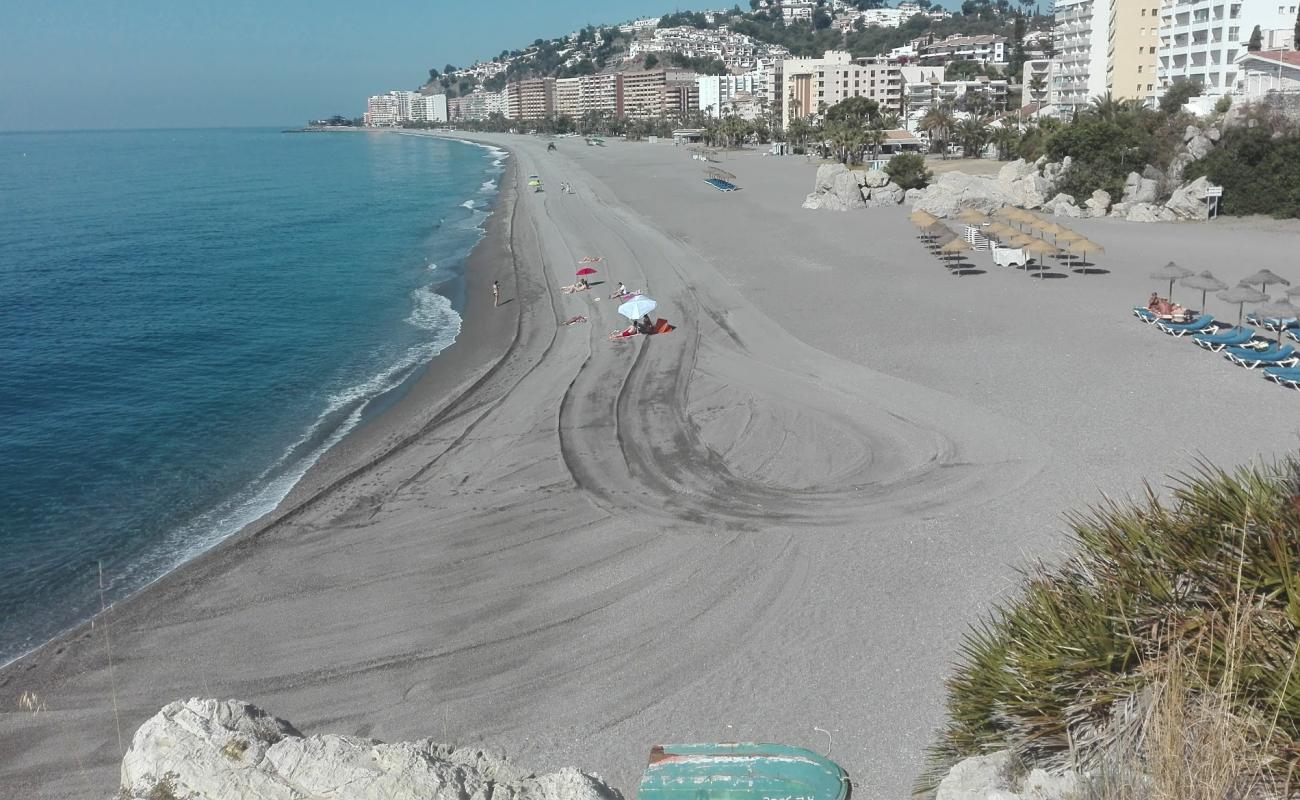 Foto af Playa de Velilla med grå fin sten overflade