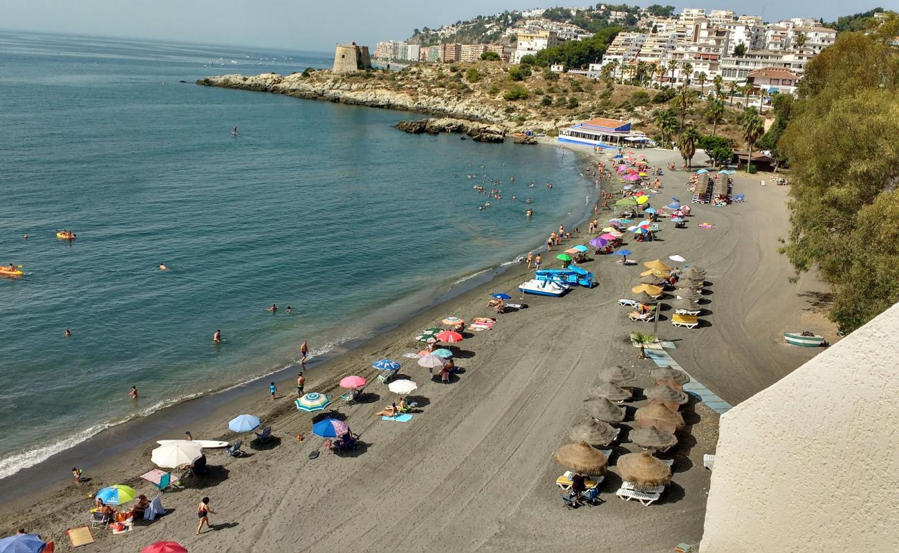 Foto af Playa del Pozuelo med gråt sand og småsten overflade