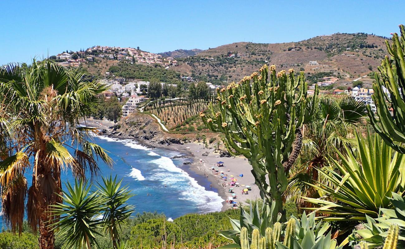 Foto af Playa Calabajio med grå fin sten overflade