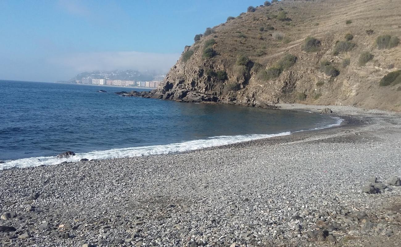 Foto af Playa Barranco de Enmedio med grå fin sten overflade