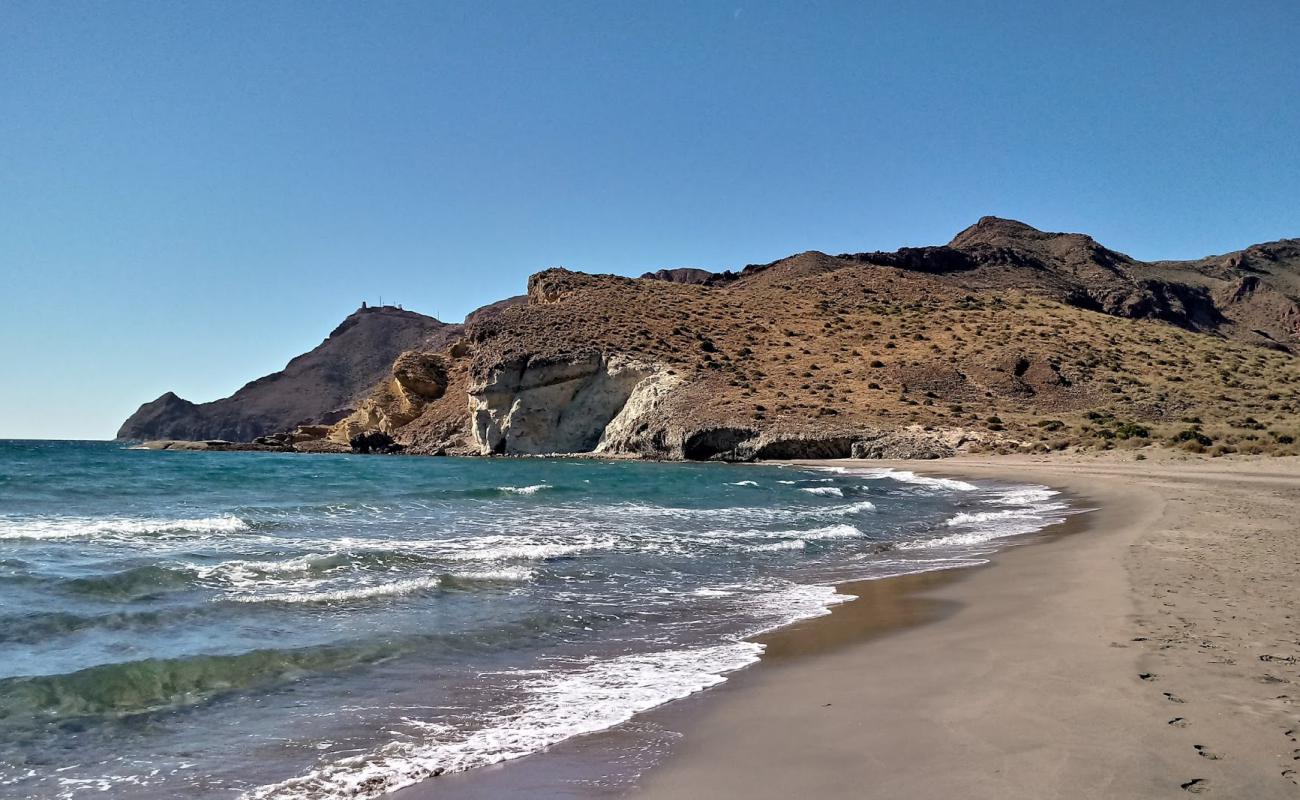 Foto af Cala de la Media Luna med lys sand overflade