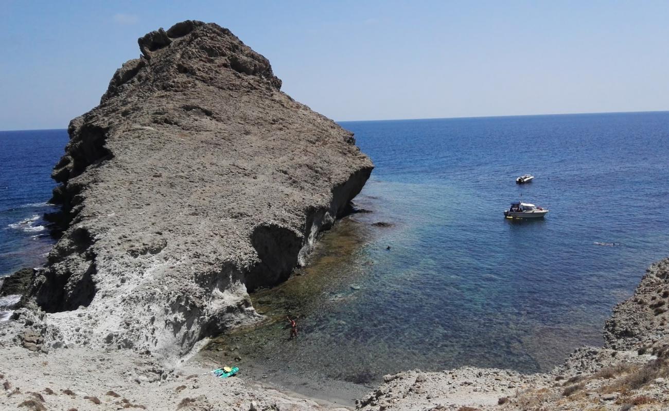 Foto af Cala de las Hermanicas med gråt sand og sten overflade