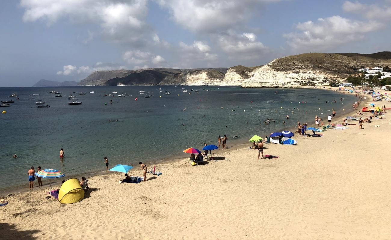 Foto af Playa Agua Amarga med brunt sand overflade