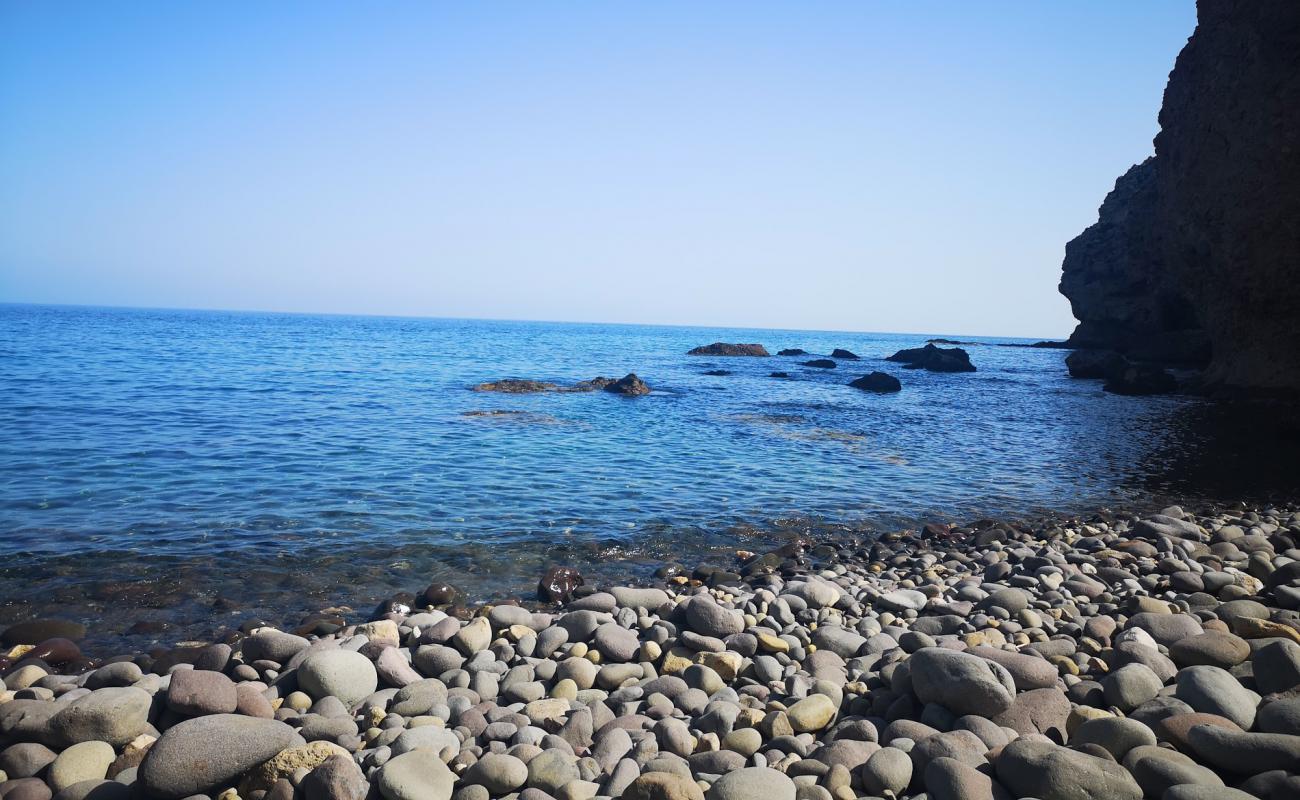 Foto af Cala los Mendrugos med grå sten overflade