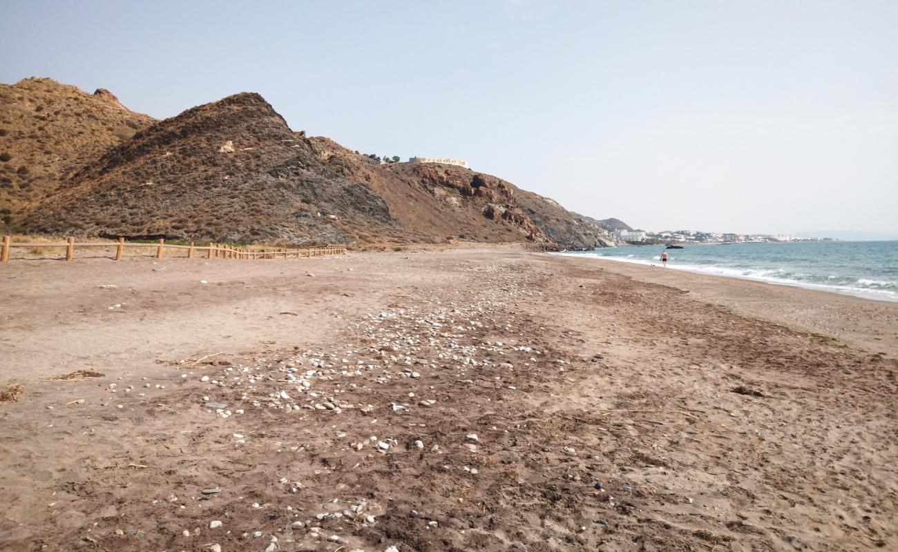 Foto af Playa de Macenas med gråt sand og sten overflade