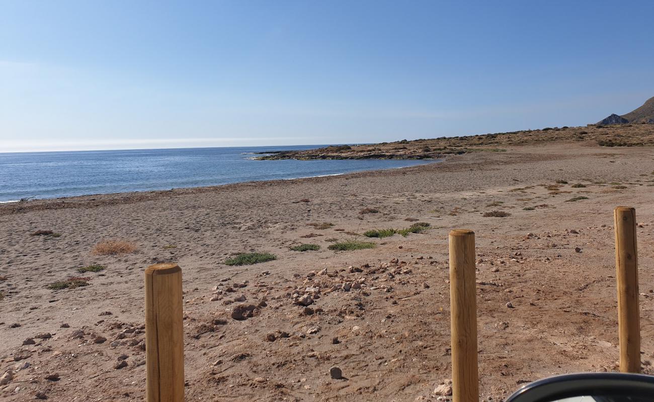 Foto af Playa del Rafal med sort sand og småsten overflade