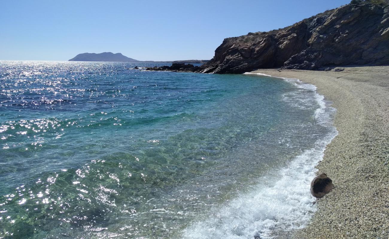 Foto af Cala Junquera med grå fin sten overflade