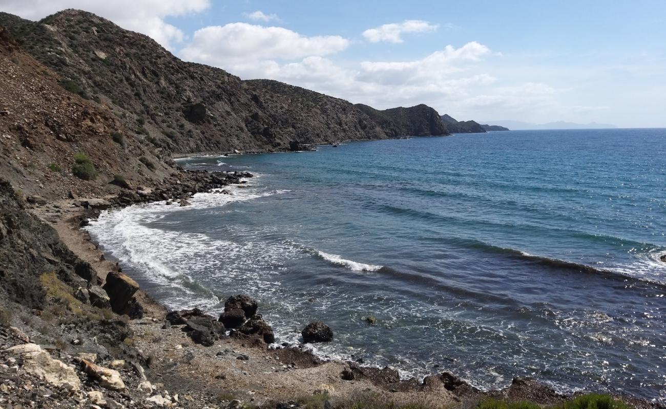 Foto af Cala de Ciscar med gråt sand og småsten overflade