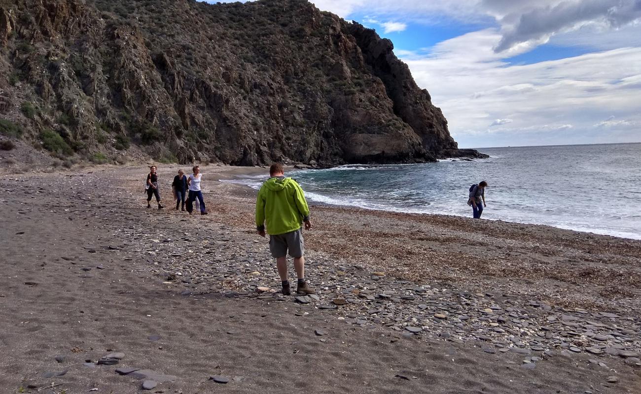 Foto af Cala Honda med gråt sand og småsten overflade