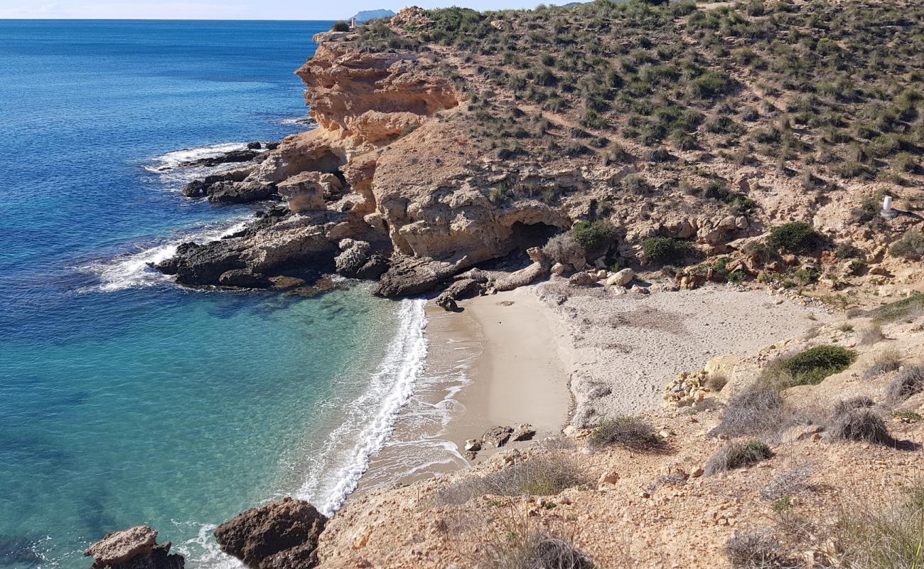 Foto af Cala Desnuda med grå sand overflade