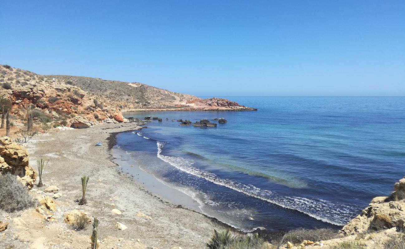 Foto af Cala Leno med grå sand overflade