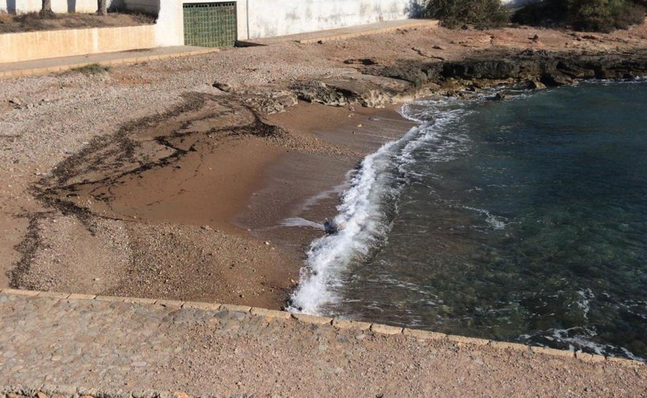 Foto af Cala Tobaco Beach med gråt sand og småsten overflade