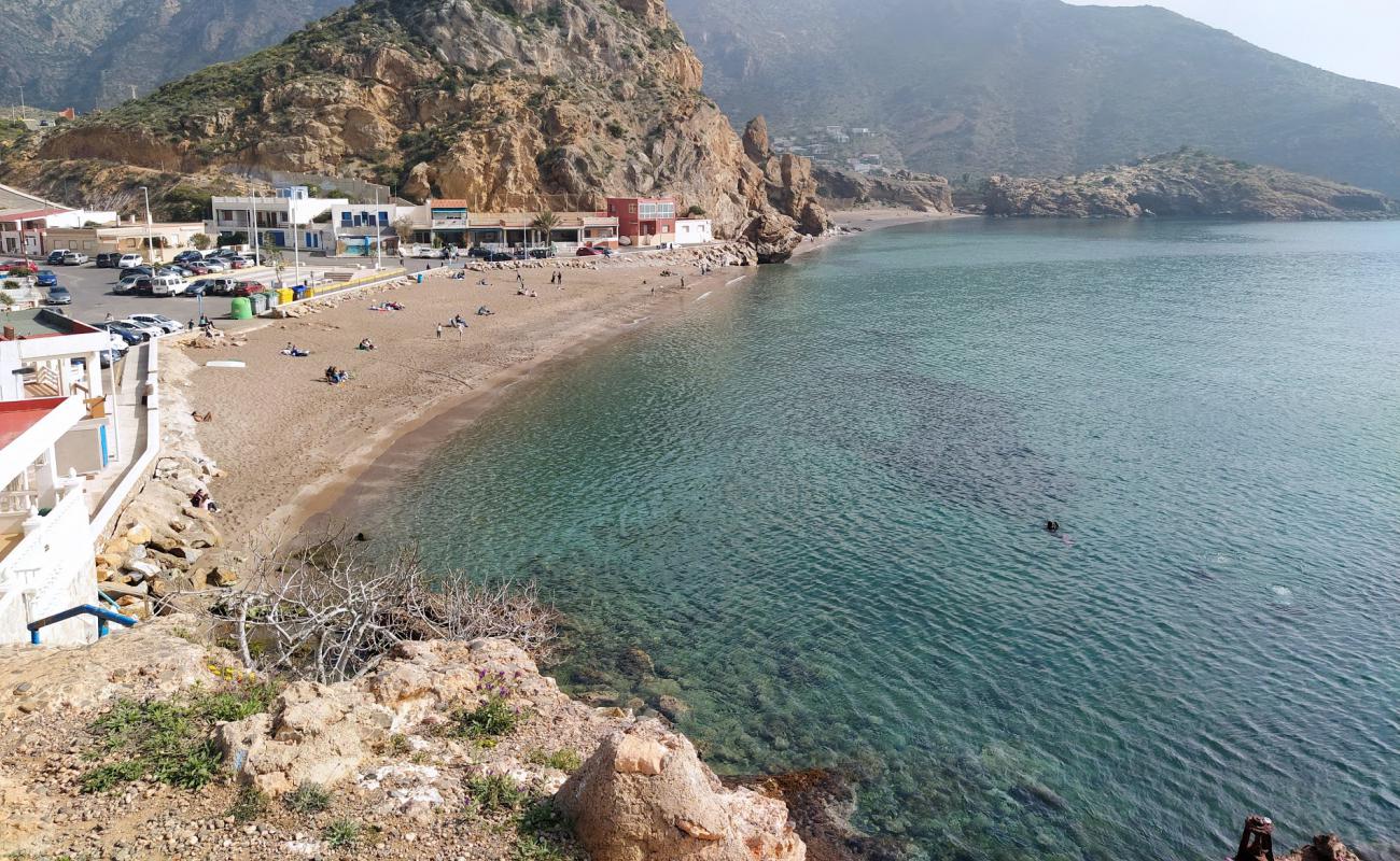 Foto af Playa El Portus med sort sand og småsten overflade