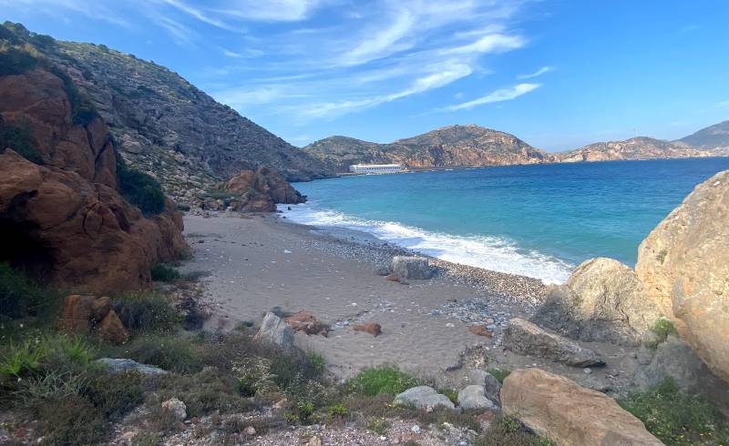 Foto af Playa de la Parajola med gråt sand og småsten overflade