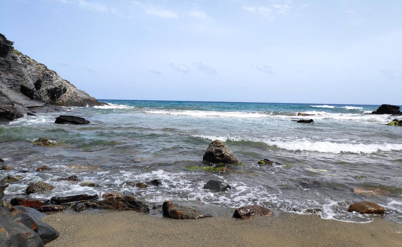 Foto af Cala del Cuervo Beach med gråt sand og småsten overflade