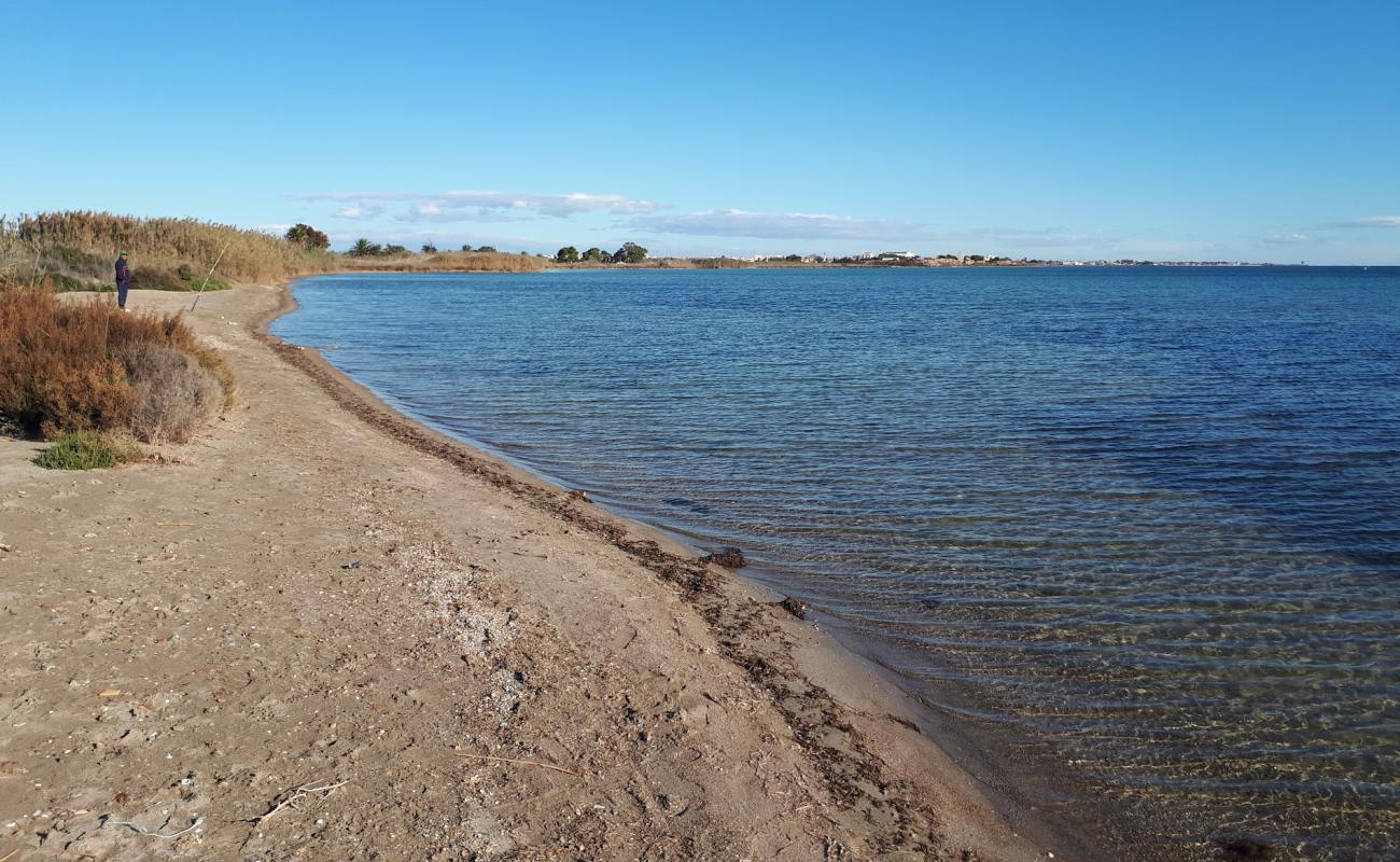 Foto af Playa el Carmoli med brunt skallesand overflade