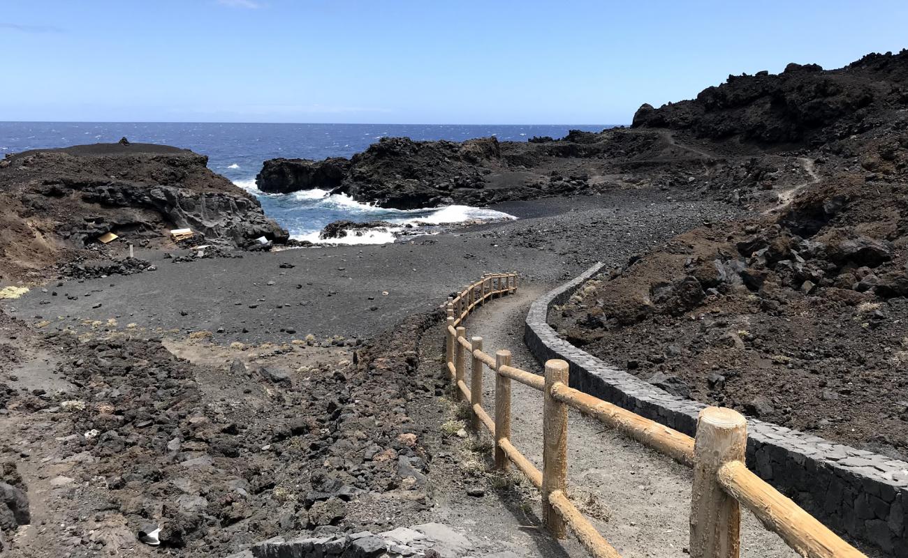 Foto af Playa Las Cabras med hvidt sand og klipper overflade