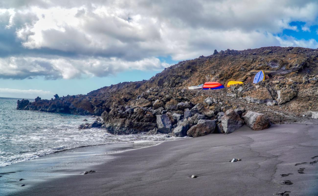 Foto af Playa de Maschalani med sort sand overflade