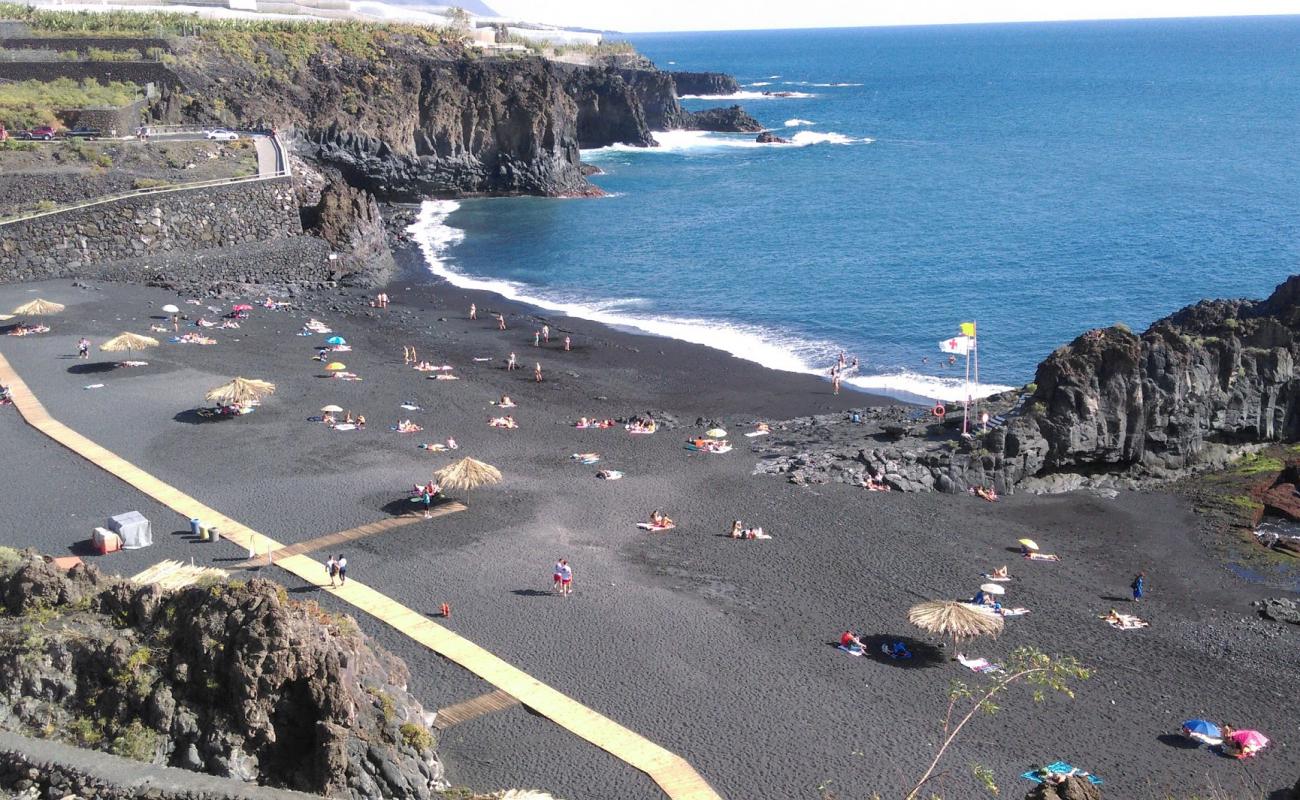 Foto af Playa de Charco Verde med sort sand overflade