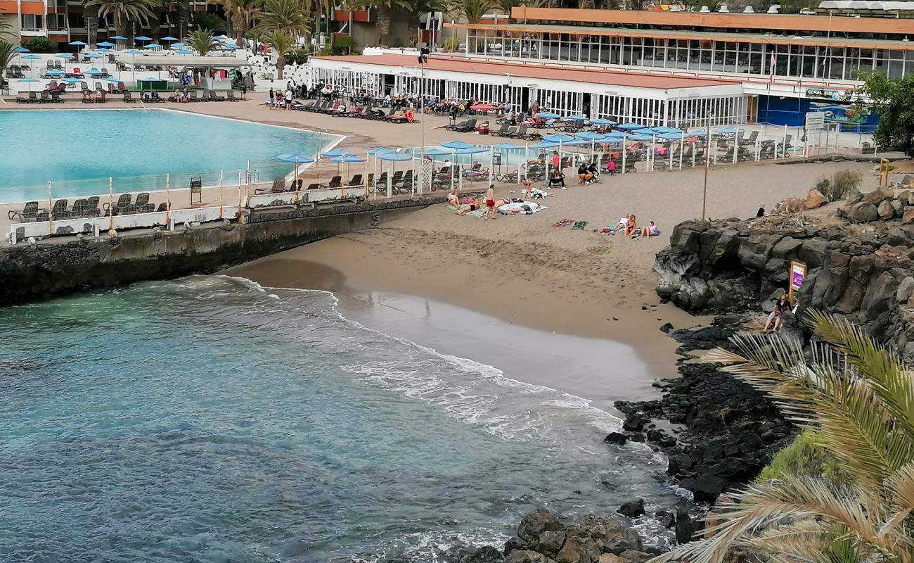 Foto af Playa La Ballena med brunt sand og sten overflade