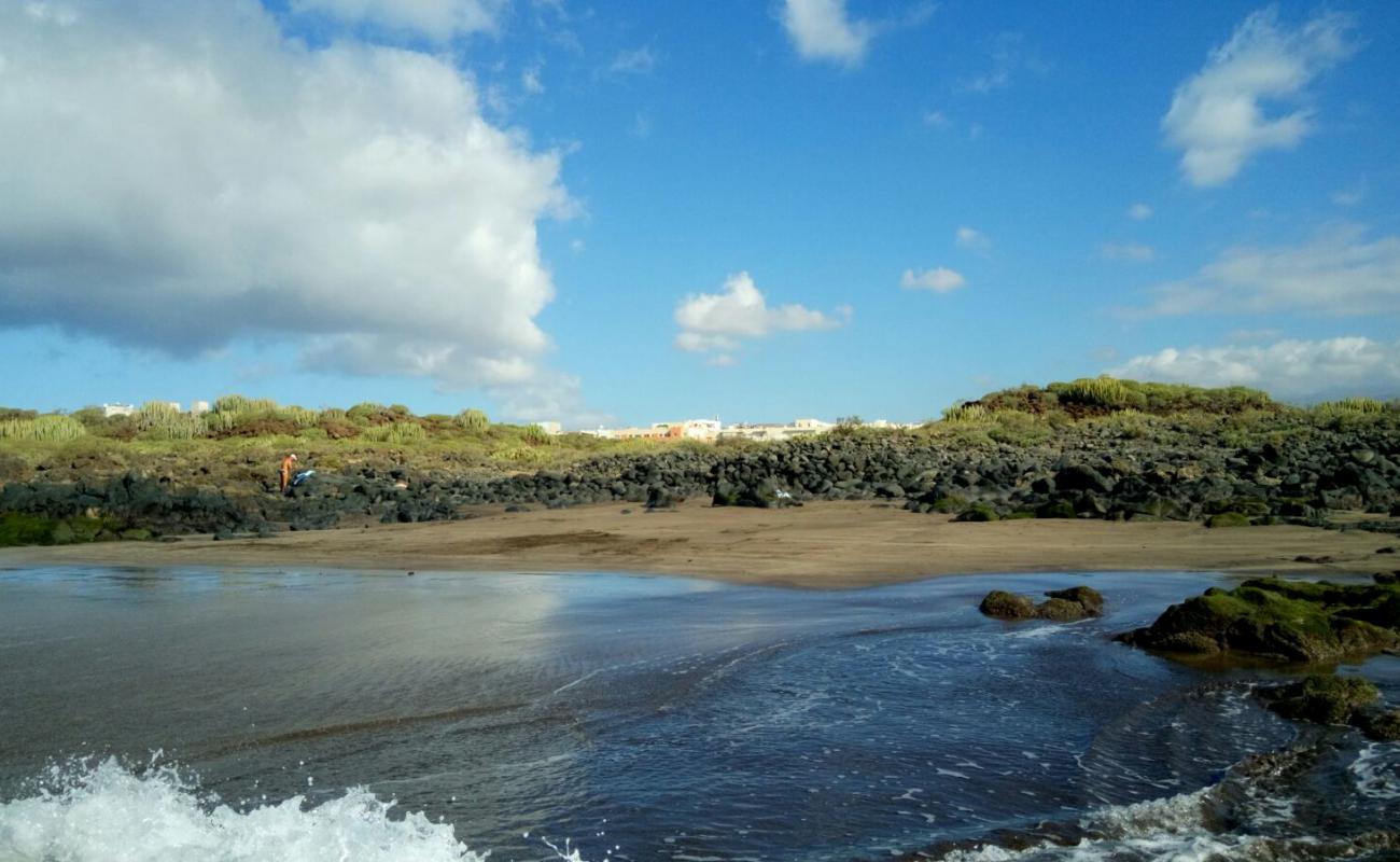 Foto af Playa Los Enojados med brunt sand overflade