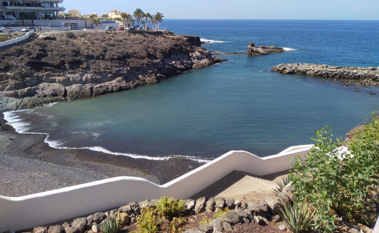 Foto af Playa El Pinque med gråt sand og småsten overflade