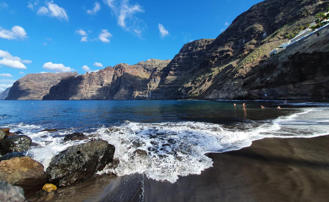 Foto af Playa de los Gigantes med grå sand overflade