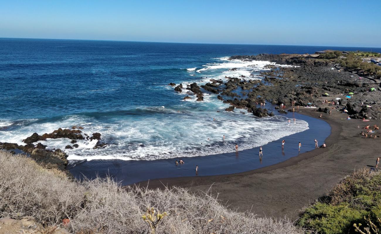 Foto af Playa de Las Arenas med gråt fint sand overflade