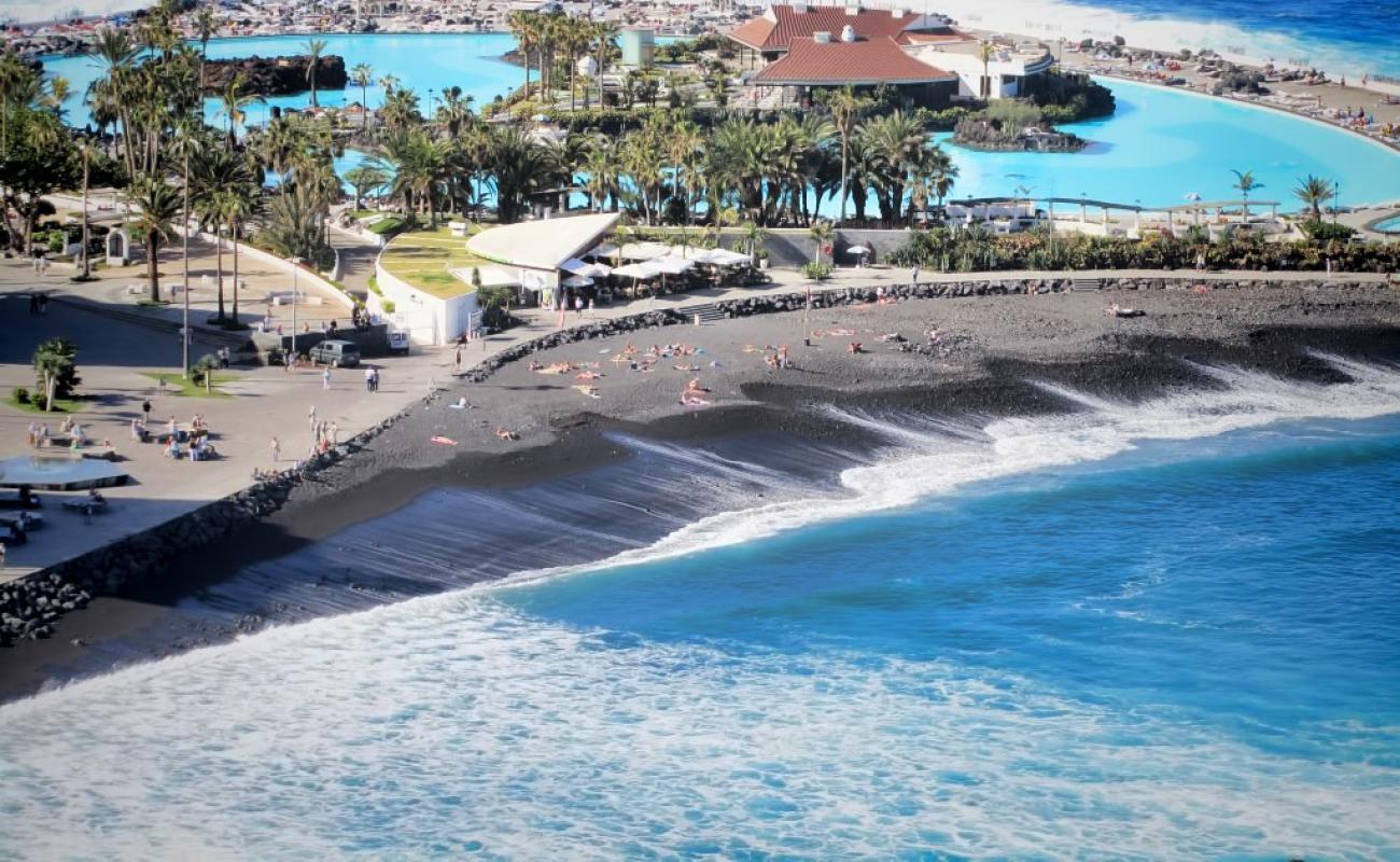 Foto af Playa de Martianez med gråt sand og småsten overflade