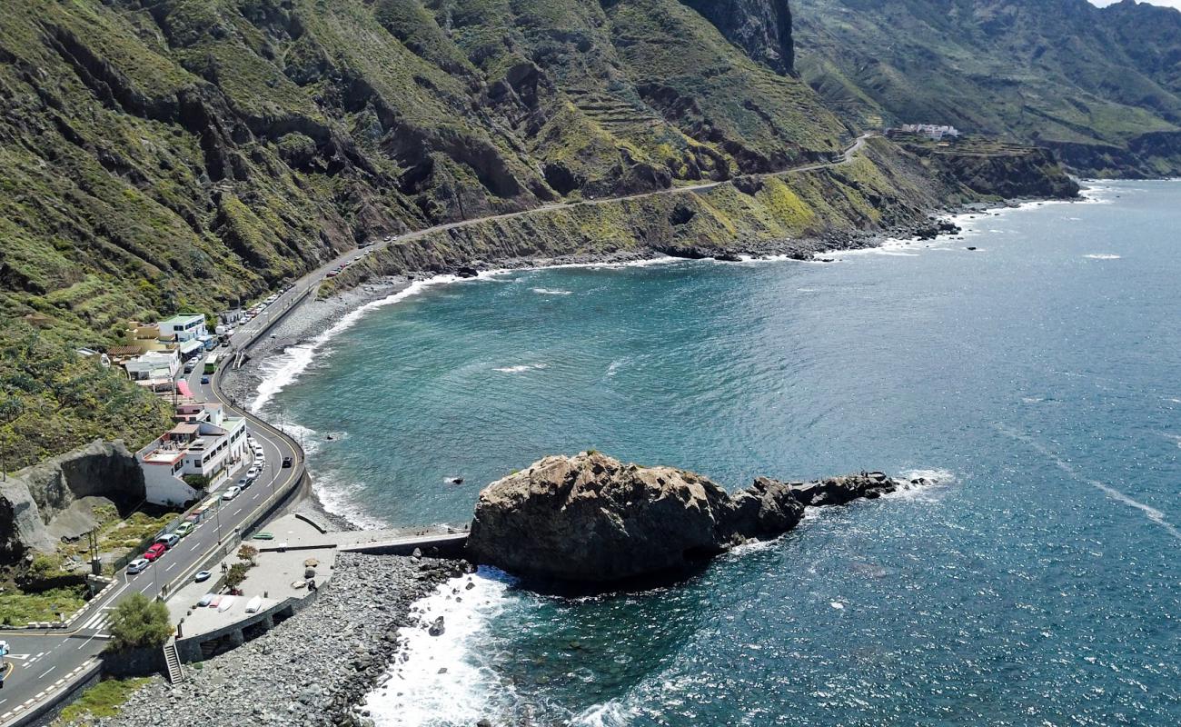 Foto af Roque de las Bodegas med grå sand overflade