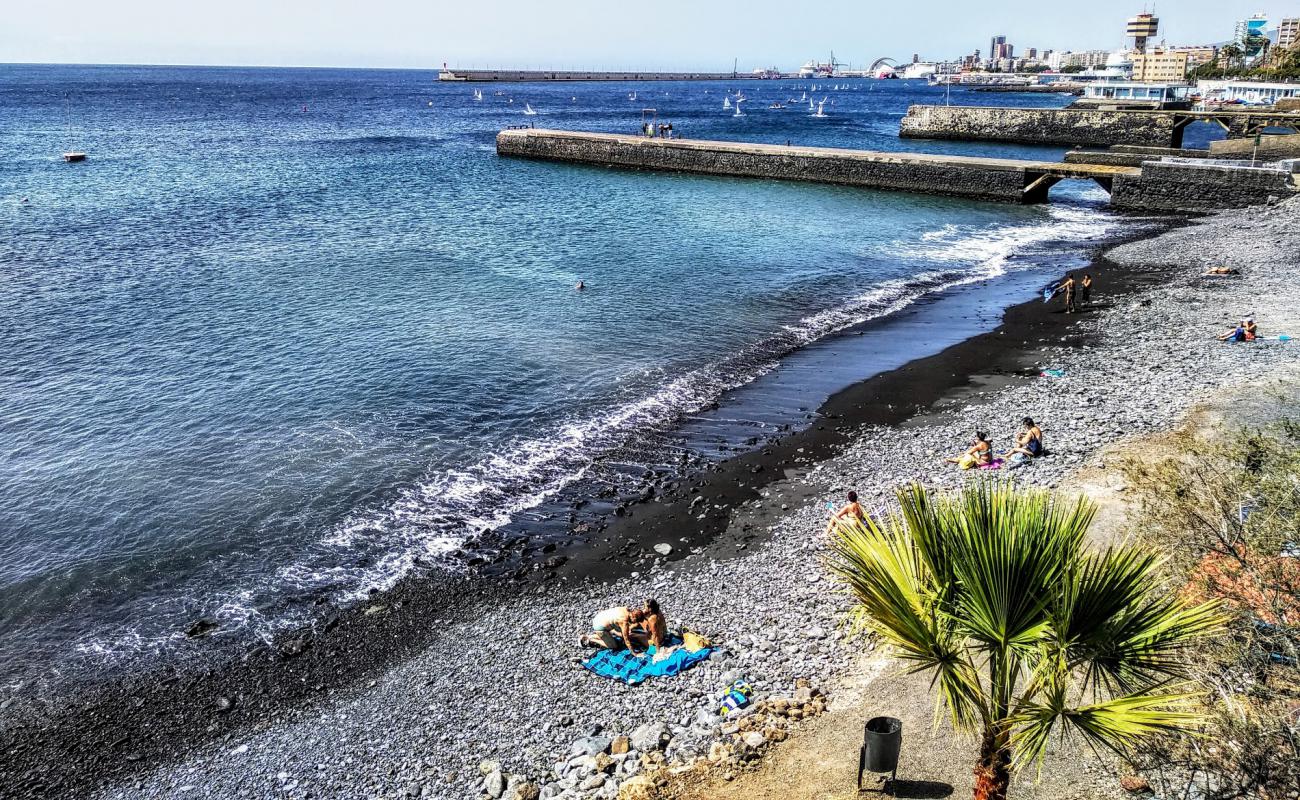 Foto af Playa Valleseco med gråt sand og småsten overflade