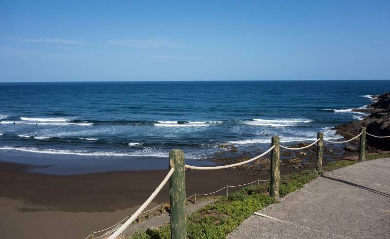 Foto af Playa del Hombre med grå sand overflade