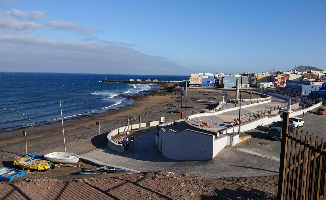 Foto af Playa El Burrero med sort sand og småsten overflade