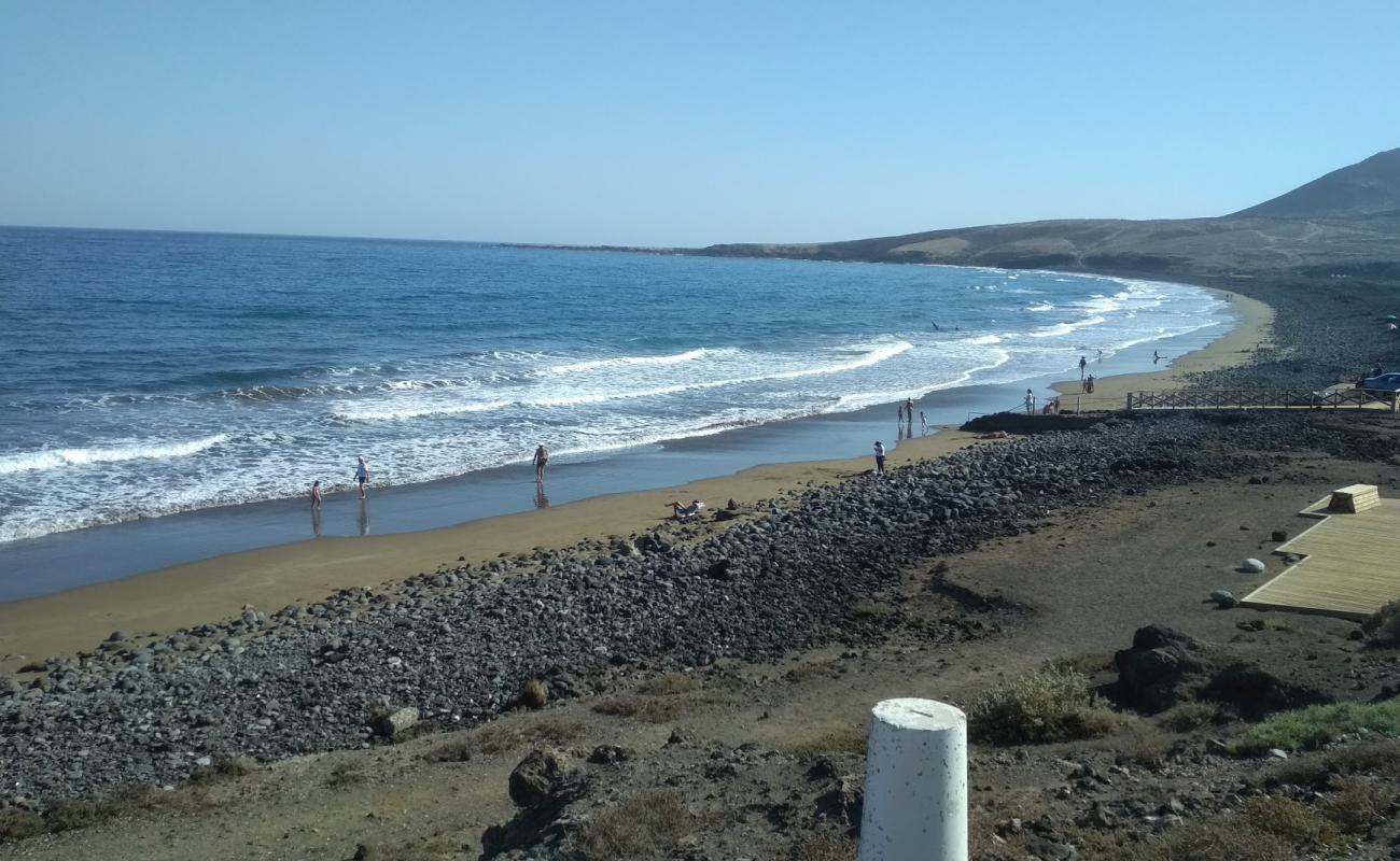 Foto af Playa de Vargas med sort sand og småsten overflade