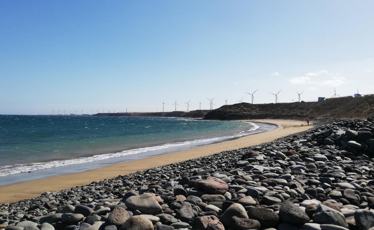 Foto af Playa de Cueva Laya med sort sand og småsten overflade