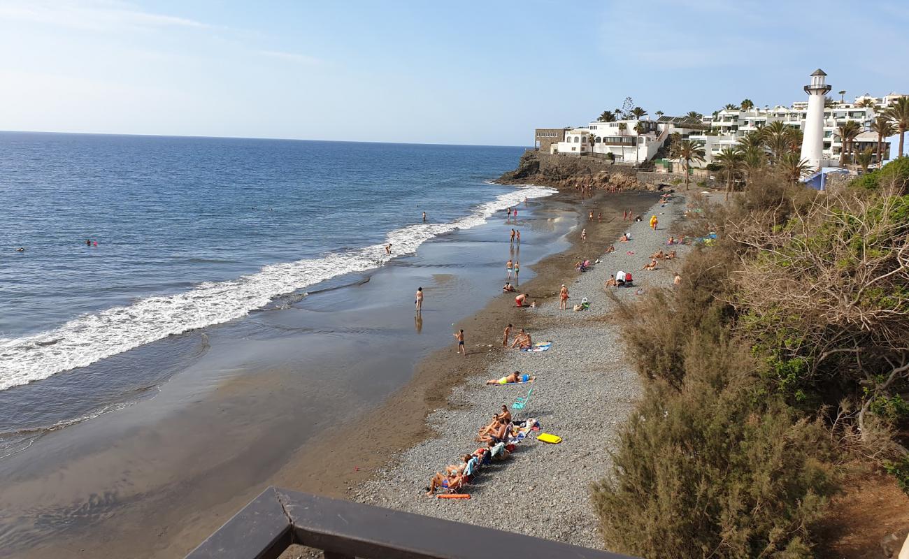 Foto af Playa del Aguila med sort sand og småsten overflade