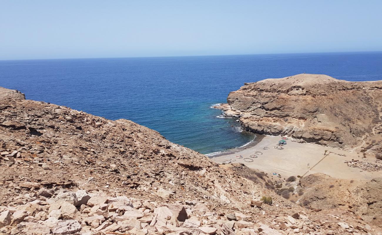 Foto af Playa Medio Almud med brunt sand og sten overflade