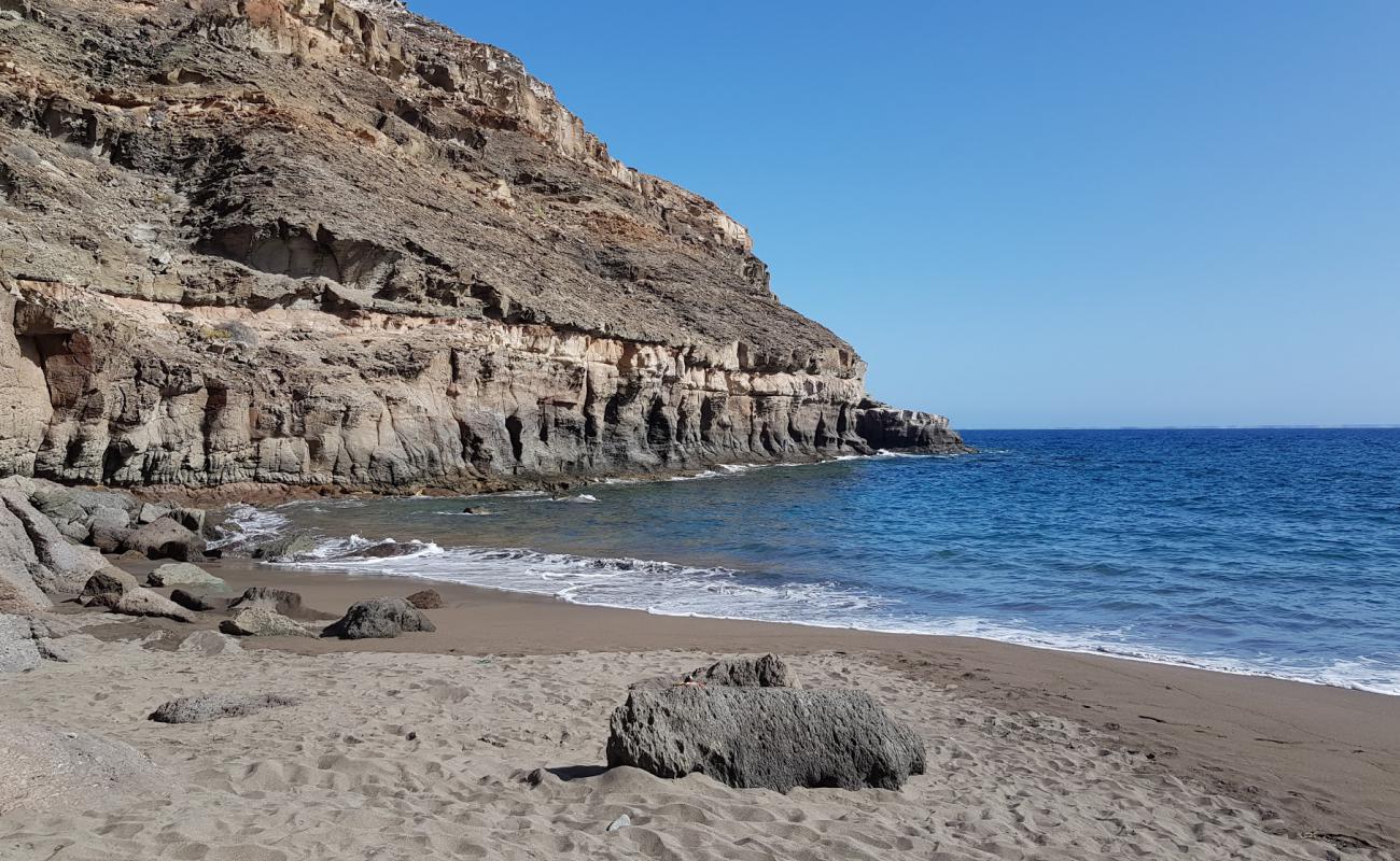 Foto af Playa de Tiritana med brunt sand overflade