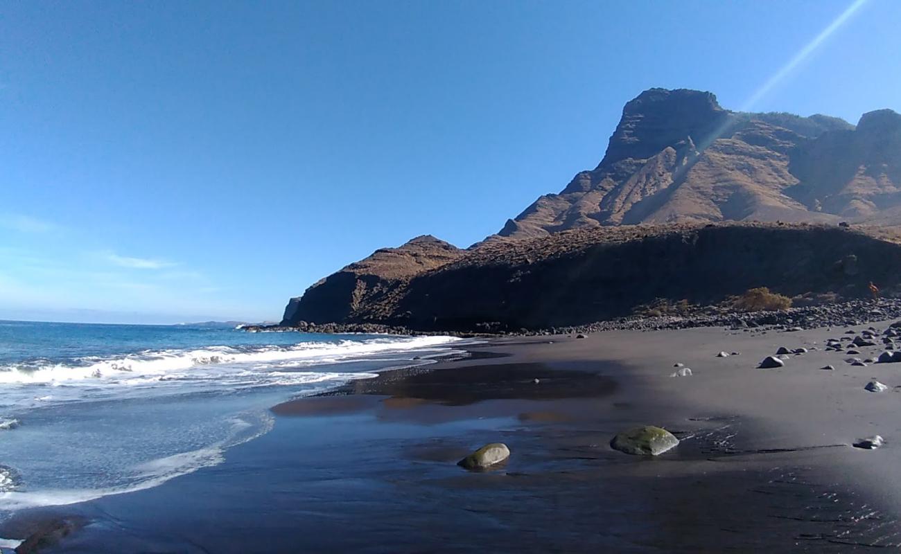 Foto af Playa Del Risco med gråt sand og småsten overflade