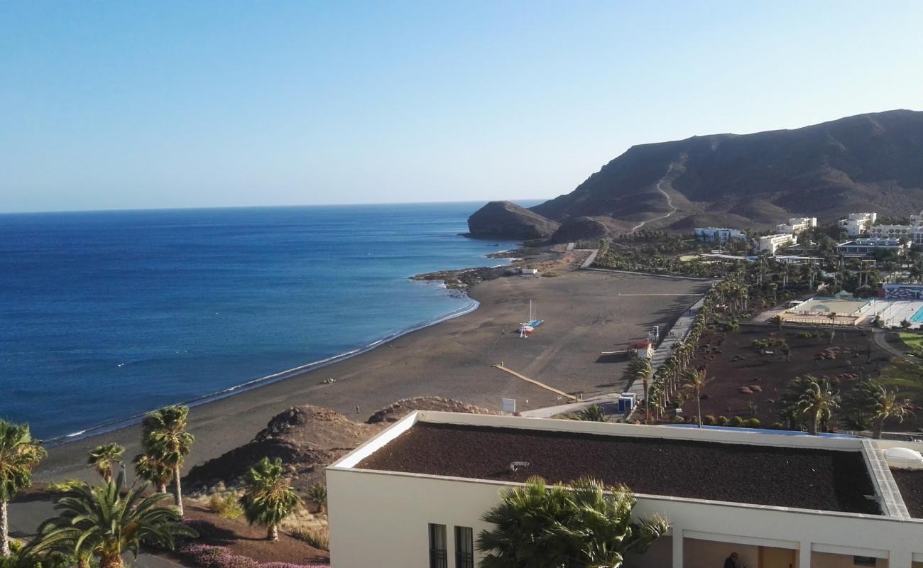 Foto af Playa de los Pobres med grå sand overflade