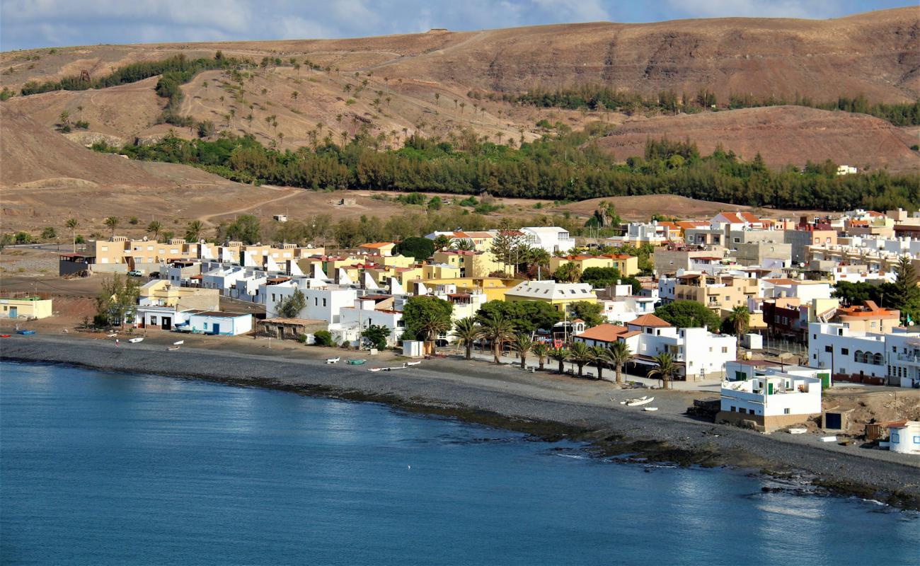 Foto af Playa la Lajita med gråt sand og sten overflade