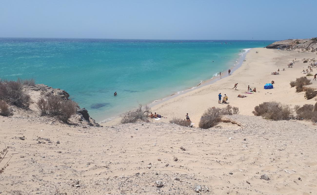 Foto af Esmeralda Strand med fin brunt sand overflade