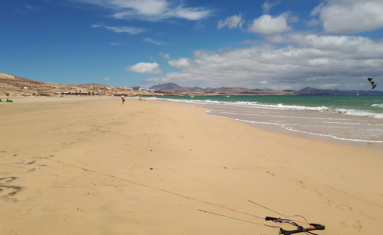 Foto af Playa de Sotavento de Jandia med fin brunt sand overflade