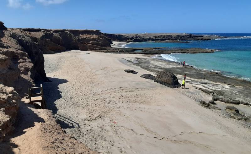 Foto af Playa de los Ojos med lys sand overflade