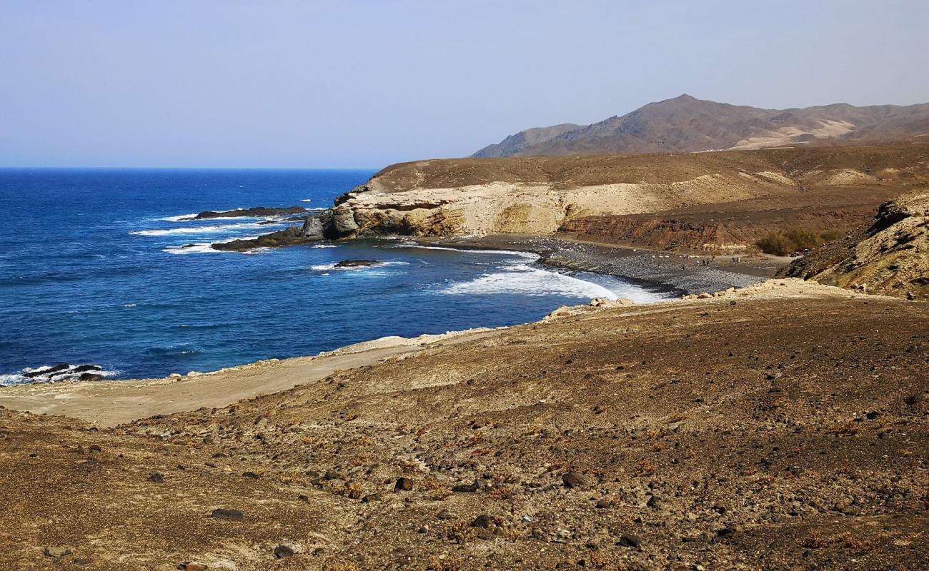 Foto af Playa de Ugan med hvidt sand og klipper overflade