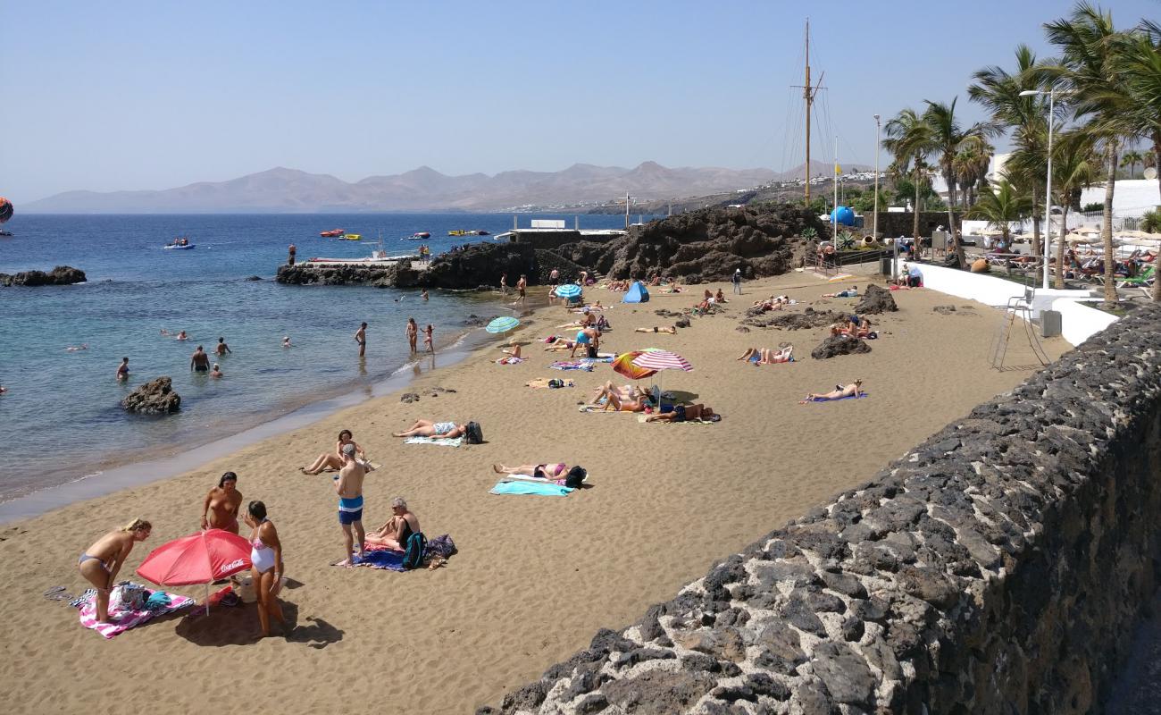 Foto af Playa Chica Strand med lys sand overflade